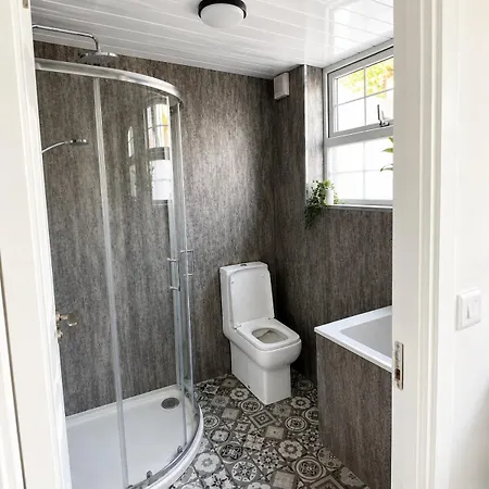 Cosy 2br With Patio & Location *